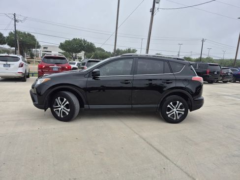 Used 2018 Toyota RAV4 LE FWD image 2