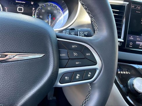 Used 2023 Chrysler Pacifica Touring-L FWD image 23
