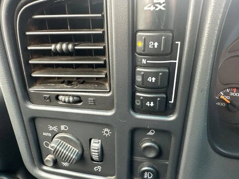 Used 2006 Chevrolet Silverado 2500 LT w/ Heavy-Duty Power Package AWD/4WD image 11
