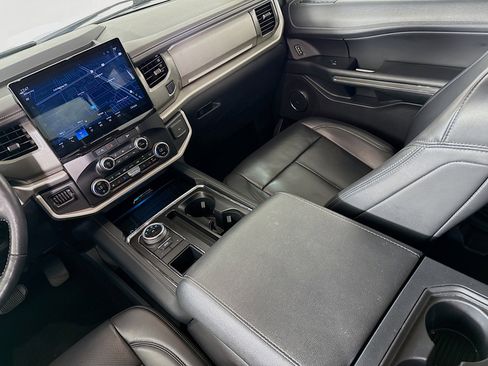 Used 2024 Ford Expedition XLT image 28