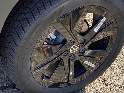 Used 2025 Volkswagen Taos SE image 21