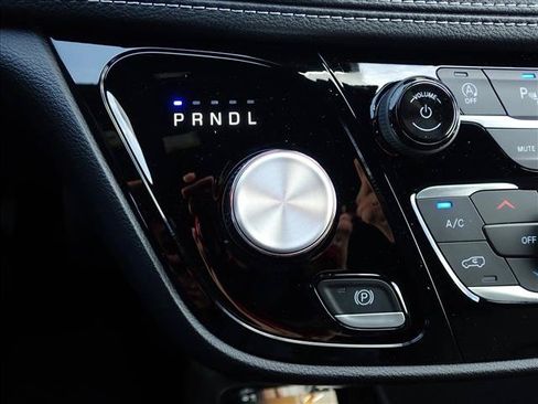 New 2027 Chrysler Pacifica Select AWD/4WD image 23