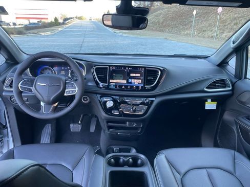 New 2026 Chrysler Pacifica Select image 22