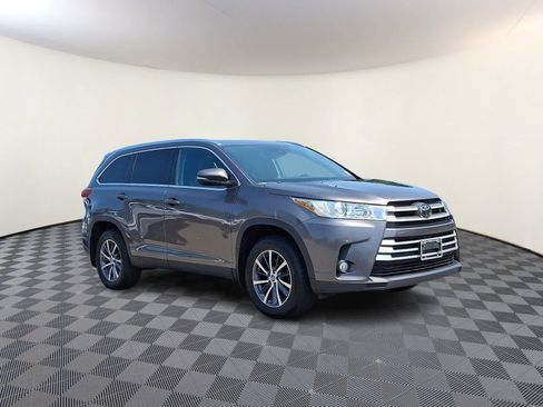 Certified 2019 Toyota Highlander XLE AWD/4WD image 4