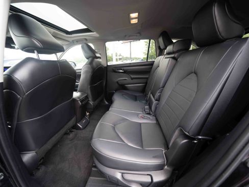 Used 2023 Toyota Highlander XLE AWD/4WD image 23