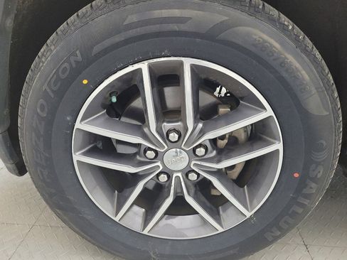 Used 2018 Jeep Grand Cherokee Limited image 31