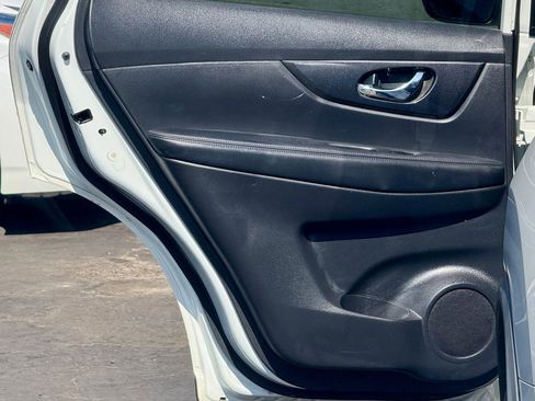 Used 2017 Nissan Rogue SV image 8