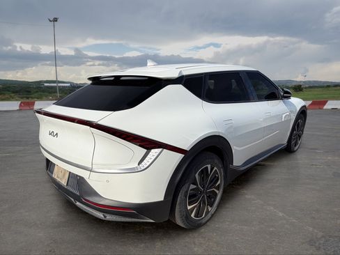Used 2024 Kia EV6 Light RWD image 3