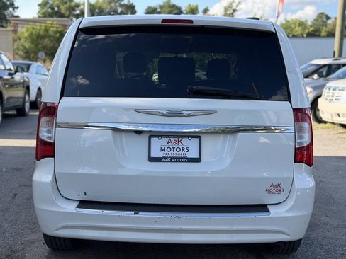 Used 2013 Chrysler Town & Country Touring FWD image 7