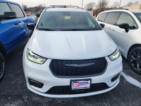 New 2025 Chrysler Pacifica Select w/ Fav Edition Package image 2