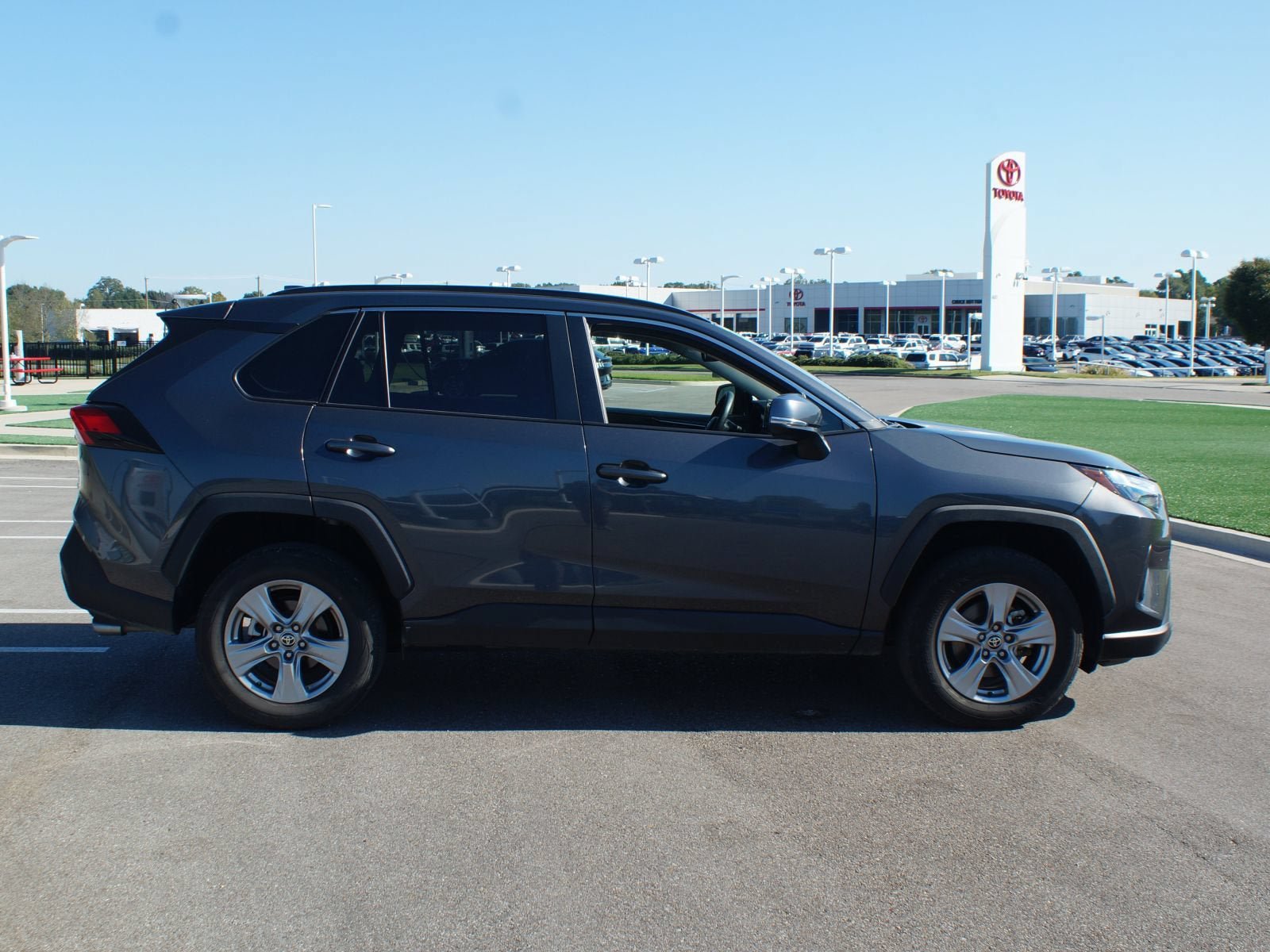 Used 2025 Toyota RAV4 XLE FWD image 20