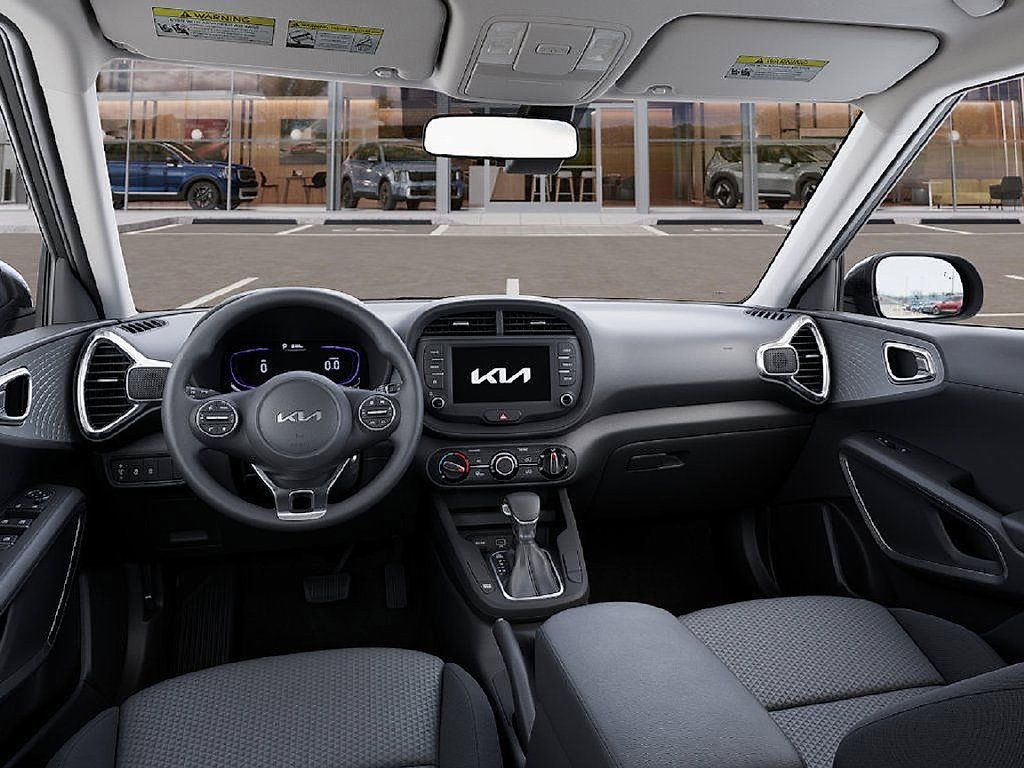 Used 2025 Kia Soul LX w/ LX Technology Package FWD image 14