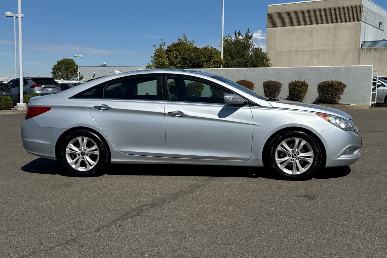 Used 2011 Hyundai Sonata Limited w/ Navigation Pkg 5 FWD image 6