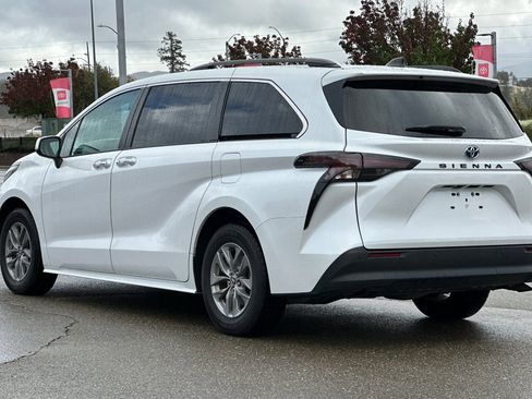 Used 2023 Toyota Sienna XLE image 6