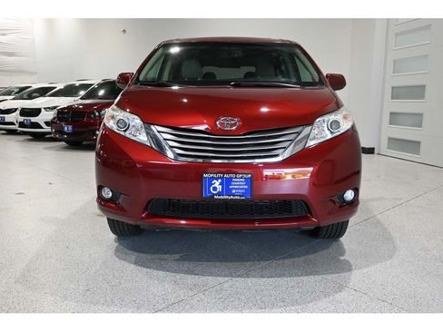 Used 2017 Toyota Sienna XLE FWD image 4