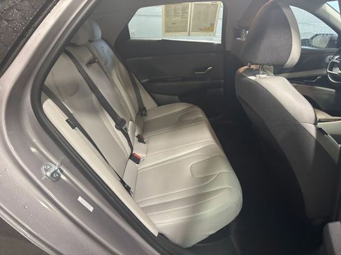 Used 2025 Hyundai Elantra Limited image 37