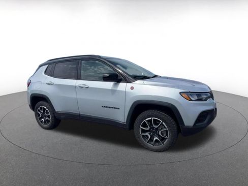 Used 2025 Jeep Compass Trailhawk AWD/4WD image 2