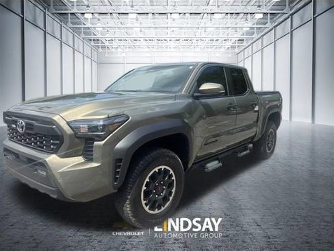 Used 2025 Toyota Tacoma TRD Off-Road w/ TRD Off Road Upgrade Package AWD/4WD image 2