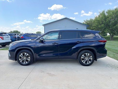 Used 2021 Toyota Highlander XLE AWD/4WD image 3