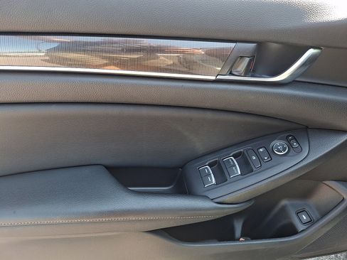 Used 2018 Honda Accord Sport image 12