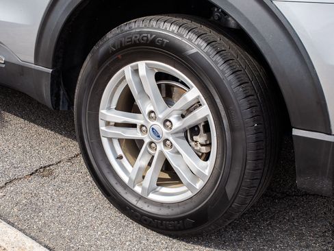 Used 2023 Ford Explorer XLT w/ Equipment Group 202A image 5