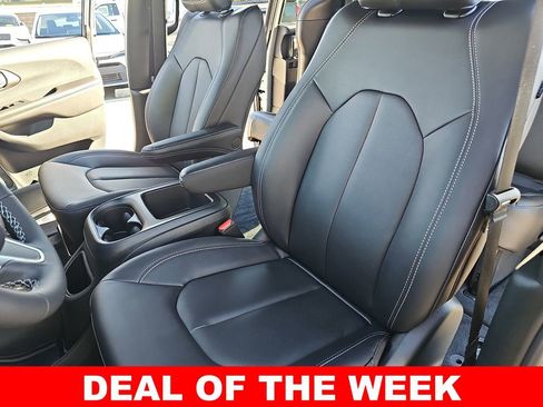 New 2026 Chrysler Pacifica Select image 16