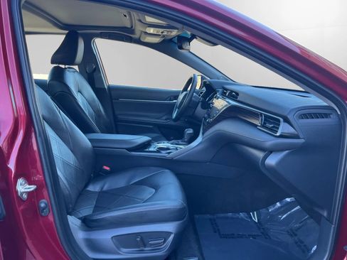 Used 2019 Toyota Camry XLE w/ Sunroof Package image 17