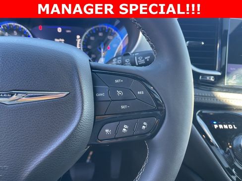 Used 2025 Chrysler Pacifica Limited image 24