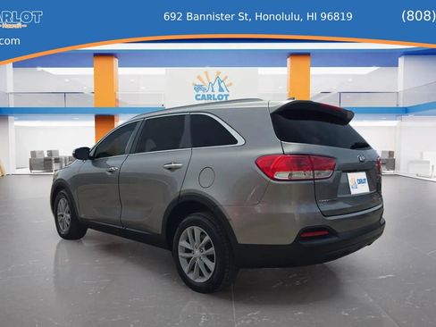Used 2017 Kia Sorento LX w/ LX Convenience Package image 3