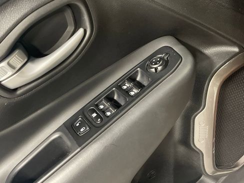 Used 2023 Jeep Renegade Latitude image 27