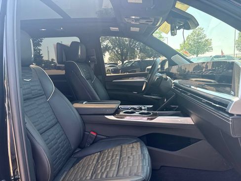 Used 2025 Cadillac Escalade ESV Sport Platinum w/ LPO, ONYX Package AWD/4WD image 28
