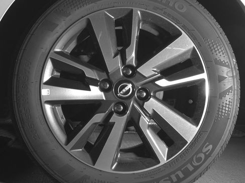 Used 2025 Nissan Versa SV image 14