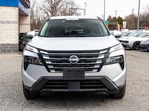 Used 2024 Nissan Rogue SV image 2