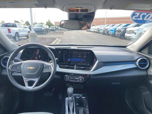 Used 2025 Chevrolet Trax LT w/ LT Convenience Package FWD image 19