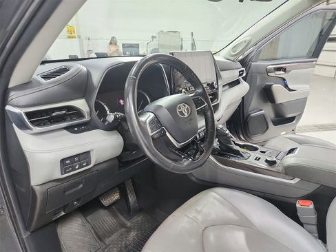 Used 2020 Toyota Highlander Platinum image 18