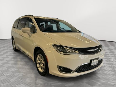 Used 2018 Chrysler Pacifica Touring-L w/ Tire & Wheel Group image 5