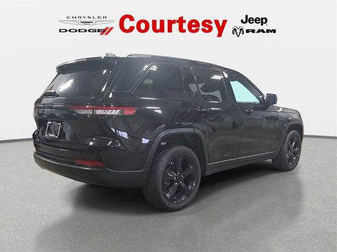 Certified 2023 Jeep Grand Cherokee Altitude image 5