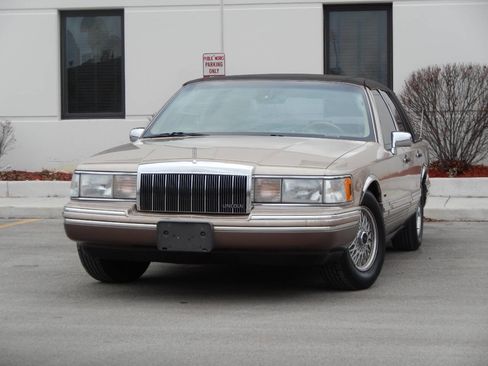 Used 1992 Lincoln Town Car Signature image 3
