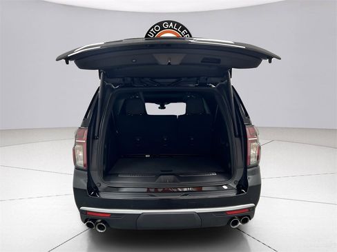 Used 2022 Chevrolet Suburban High Country image 21