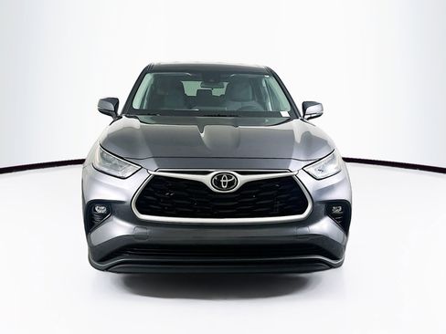 Used 2023 Toyota Highlander LE image 2