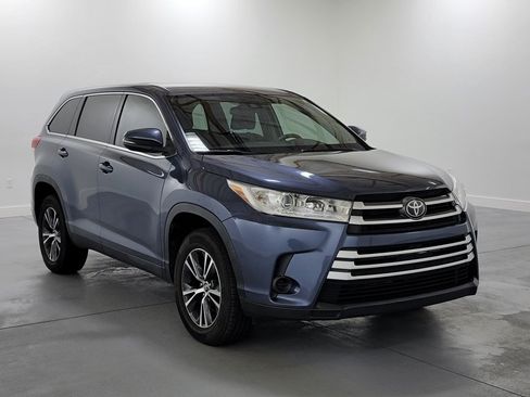 Used 2019 Toyota Highlander LE FWD image 2