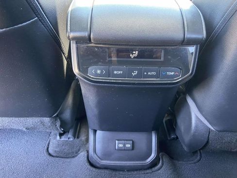 Used 2023 Toyota Highlander XLE FWD image 23