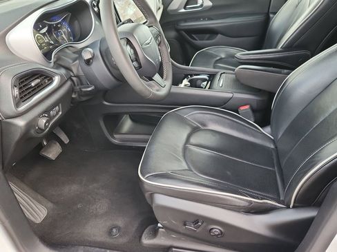 Used 2025 Chrysler Pacifica Limited FWD image 7