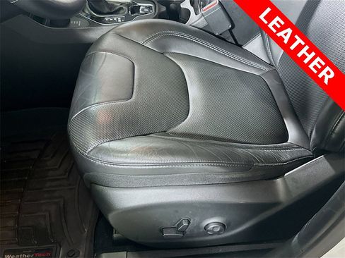 Used 2019 Jeep Cherokee Overland w/ Technology Group image 21