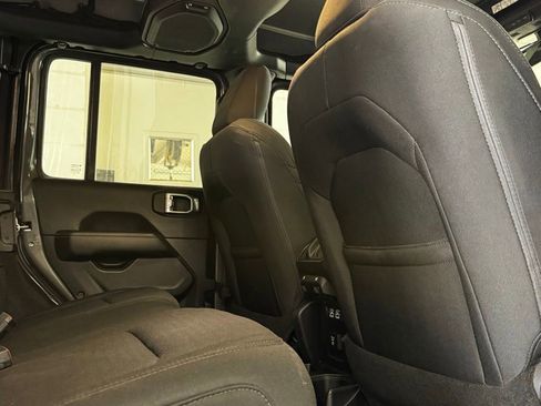 Used 2019 Jeep Wrangler Unlimited Sahara AWD/4WD image 7