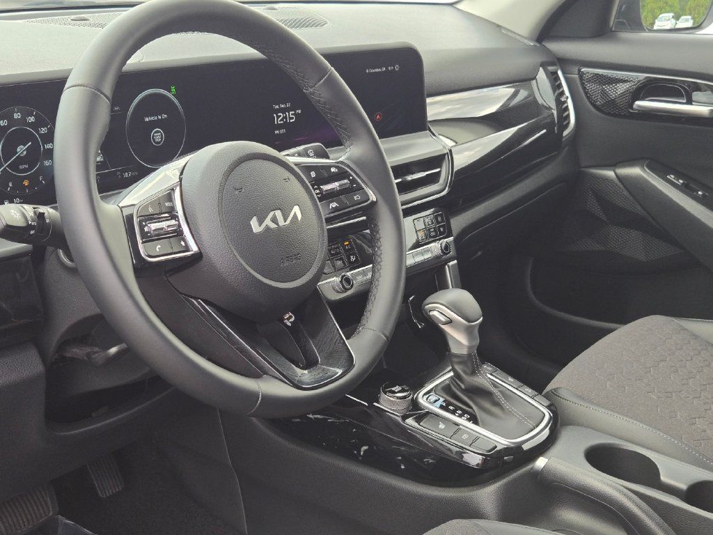 Certified 2025 Kia Seltos X-Line AWD/4WD image 16