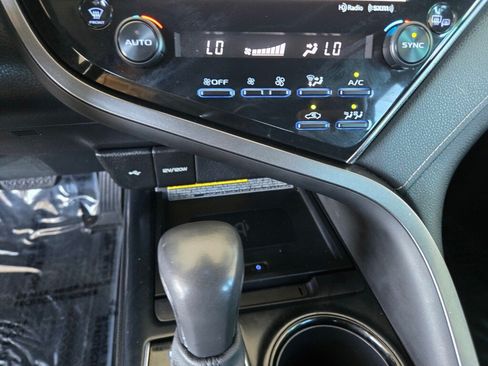 Used 2020 Toyota Camry SE w/ Sunroof Package FWD image 18