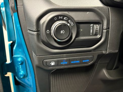Used 2024 Jeep Wrangler Unlimited Sahara AWD/4WD image 11