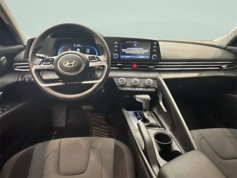 Certified 2025 Hyundai Elantra SE image 18