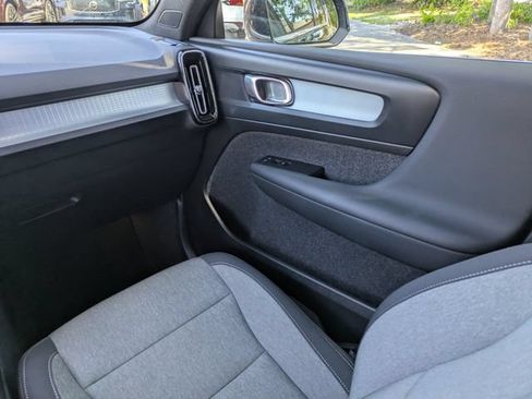 Certified 2025 Volvo XC40 B5 Core AWD/4WD image 23
